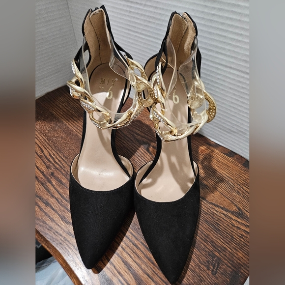 Mix no 6 Black and gold ankle pump with back zipper. - Picture 3 of 8